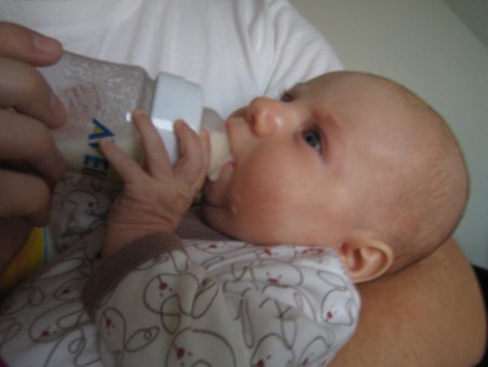 tati, pusti tú fľašu! Už si ju udržím sama!